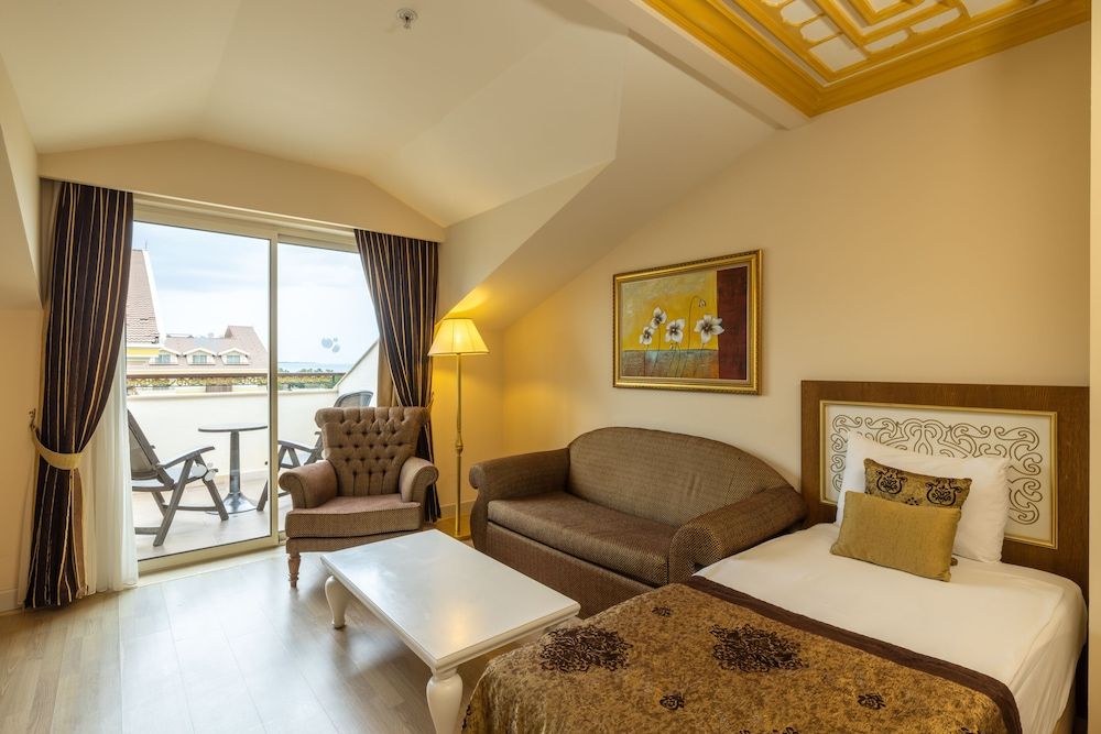 Junior Suite, Partial Sea View