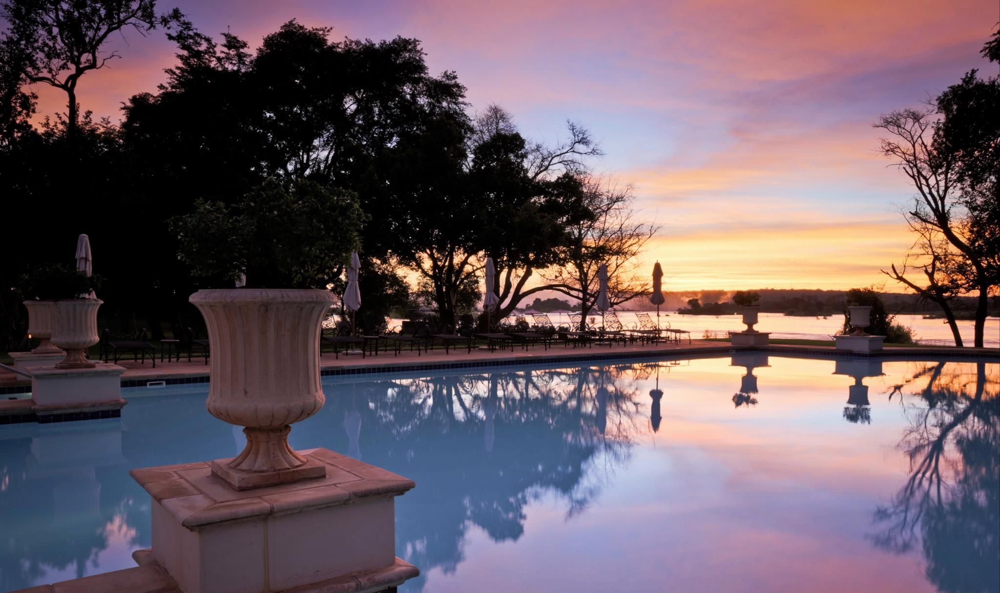 swimming pool [outdoor]