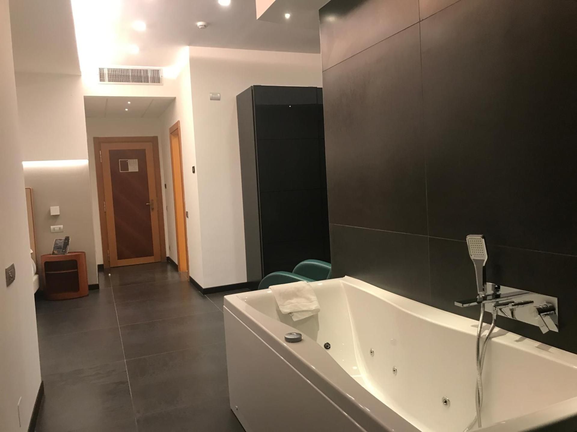 Queen Suite with Spa Bath