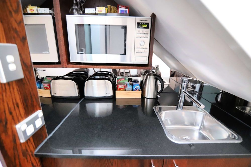 Best Western Plus Goulburn Superior Suite, 1 King Bed, Non Smoking, Jetted Tub (Living Room) 2