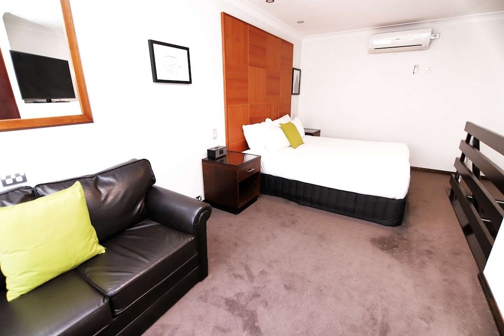 Best Western Plus Goulburn Superior Suite, 1 King Bed, Non Smoking, Jetted Tub (Living Room)