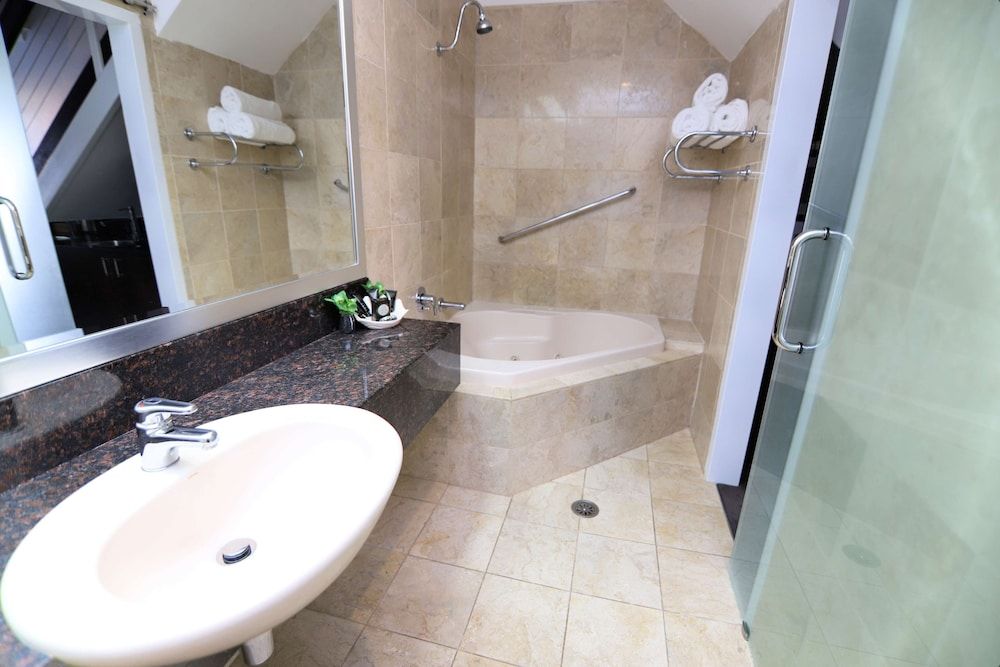 Best Western Plus Goulburn Superior Suite, 1 King Bed, Non Smoking, Jetted Tub (Living Room) 3