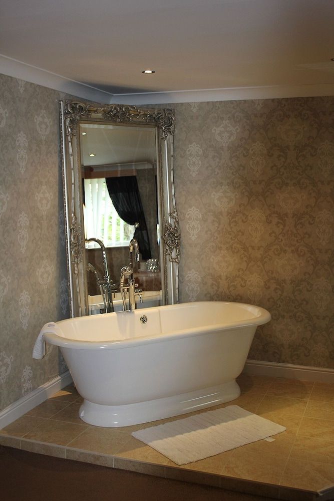 Deep Soaking Bathtub