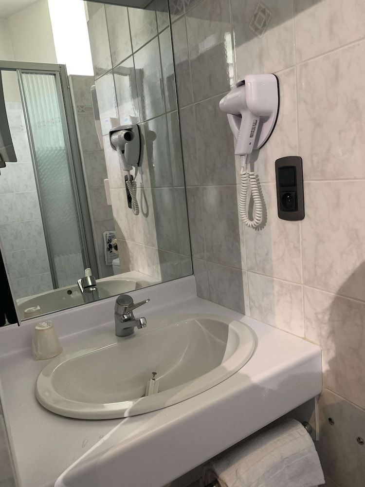 Hotel Kyriad Rodez Standard Room, 2 Twin Beds 7