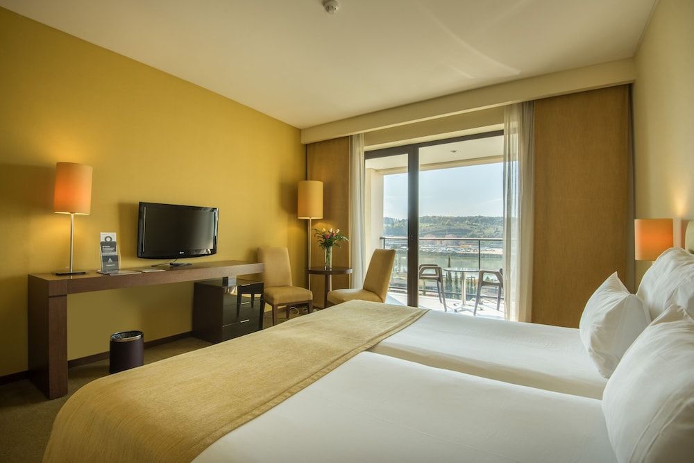 Vila Gale Coimbra Hotel Twin Room, Pool View 3