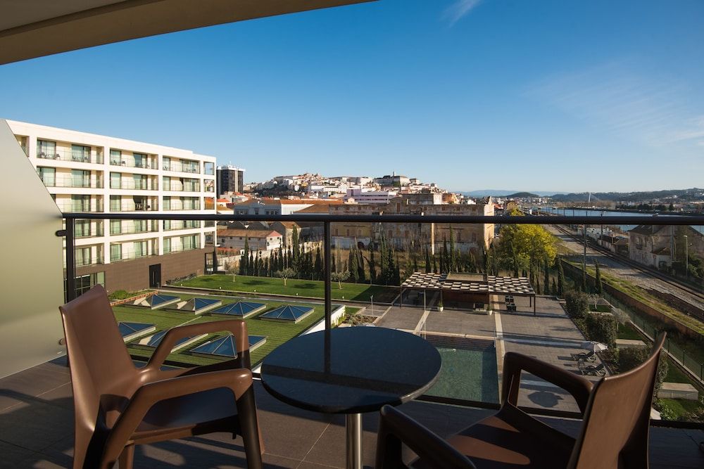 Vila Gale Coimbra Hotel Twin Room, Pool View 8