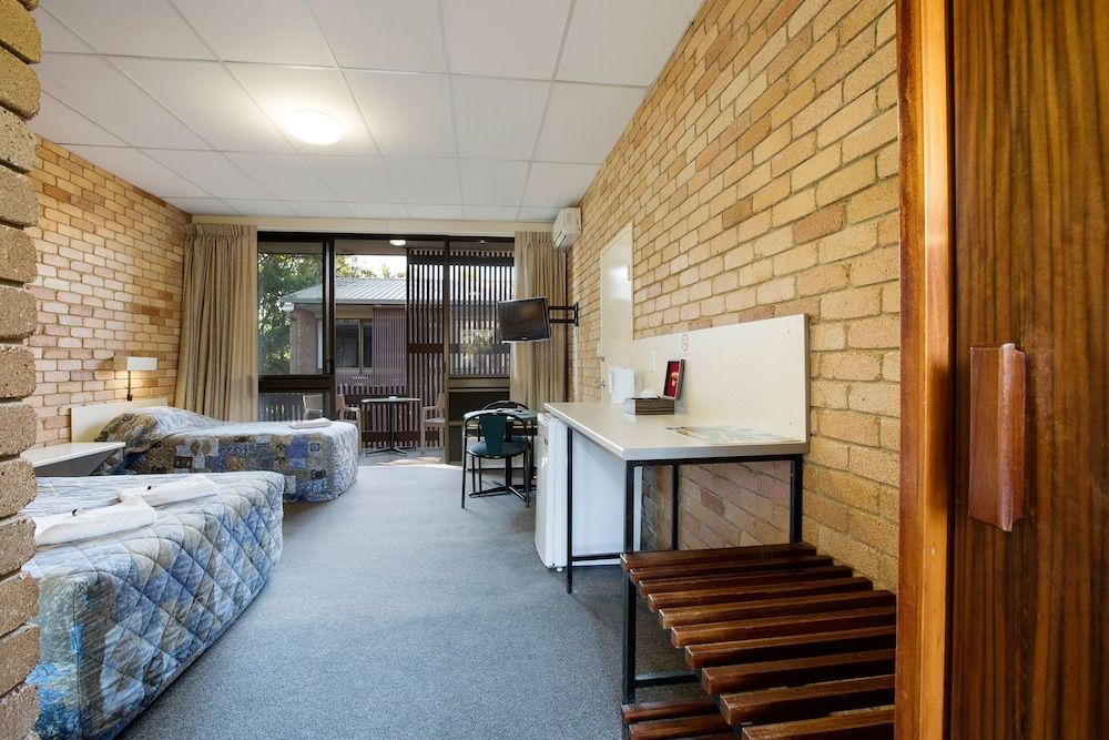 Villa Noosa Hotel Economy Queen & Extra Bed 4