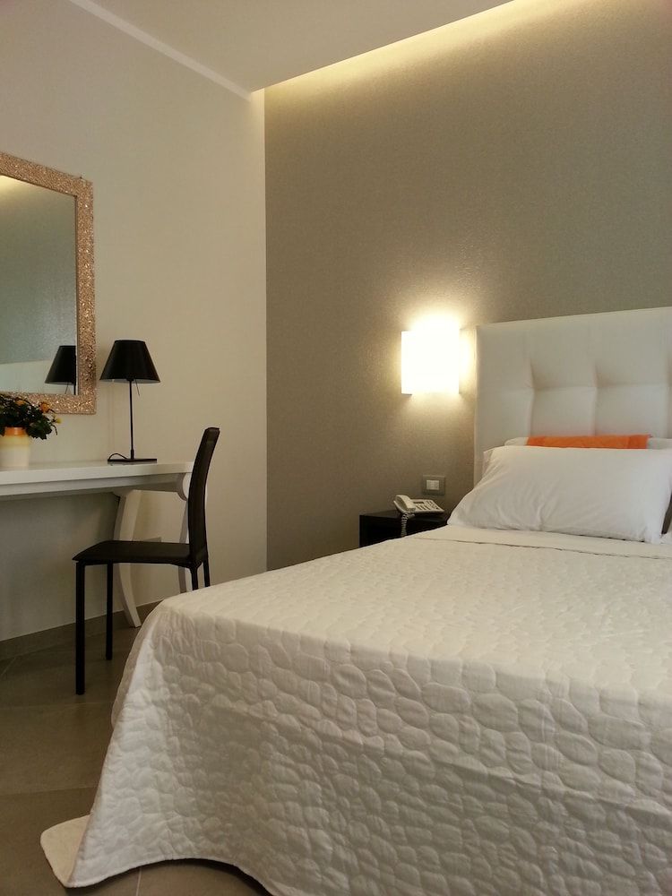 Gemini Suite Deluxe Triple Room, 1 Bedroom 2