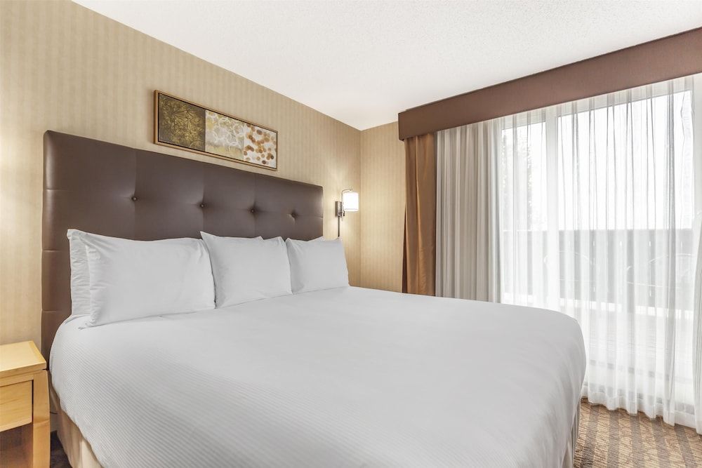 Best Western Cold Lake Inn Standard Room, 1 King Bed, Non Smoking, Balcony (with Sofabed) 3