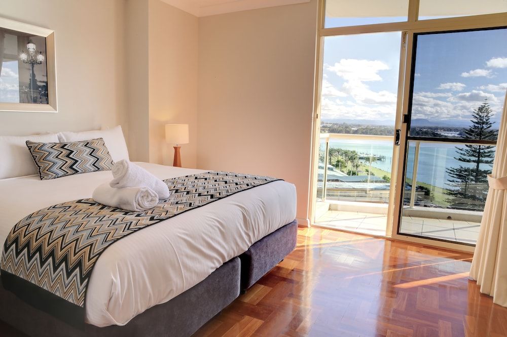 Northpoint Apartments Apartment, 3 Bedrooms (Water View) 5