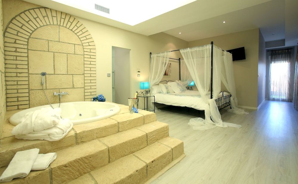 Superior Grand Luxury Suite, Garden View, Bathtub