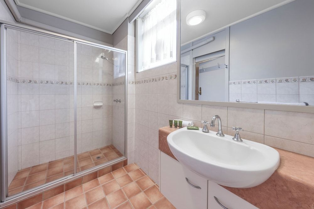 Dorset Gardens Hotel Twin Room 4