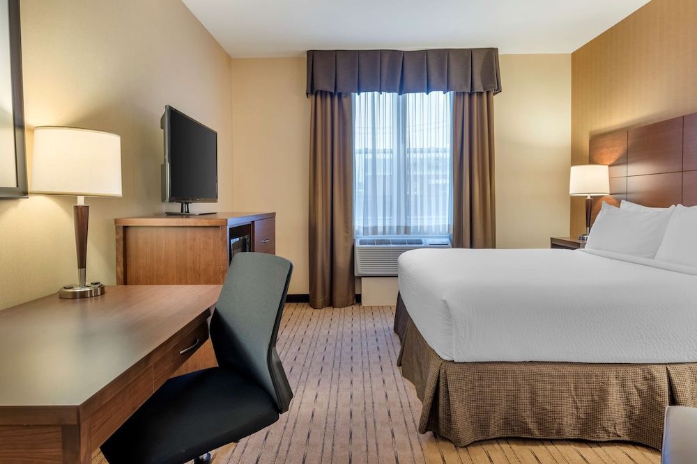 Best Western Plus Bathurst Hotel & Suites Standard Room, 1 King Bed, Accessible, Refrigerator & Microwave 6