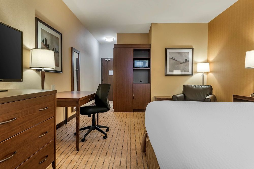 Best Western Plus Bathurst Hotel & Suites Standard Room, 1 King Bed, Accessible, Refrigerator & Microwave 5