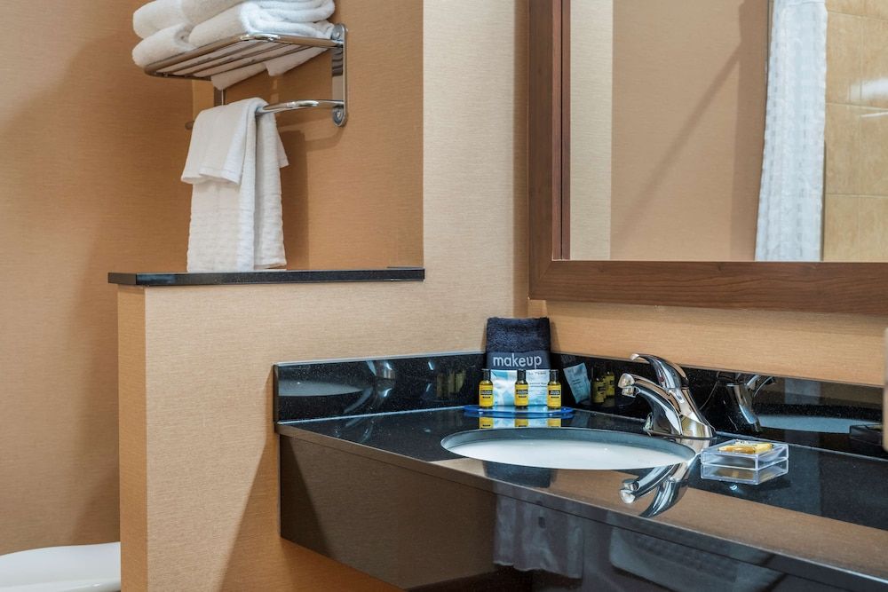Best Western Plus Bathurst Hotel & Suites Standard Room, 1 King Bed, Accessible, Refrigerator & Microwave 7