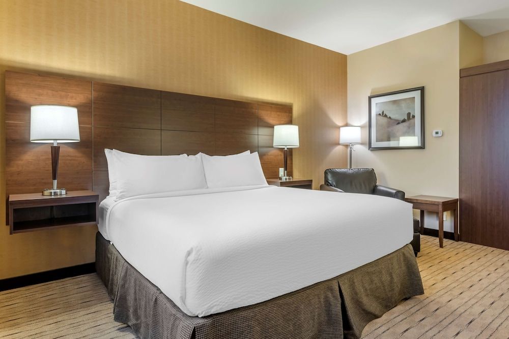 Best Western Plus Bathurst Hotel & Suites Standard Room, 1 King Bed, Accessible, Refrigerator & Microwave 2