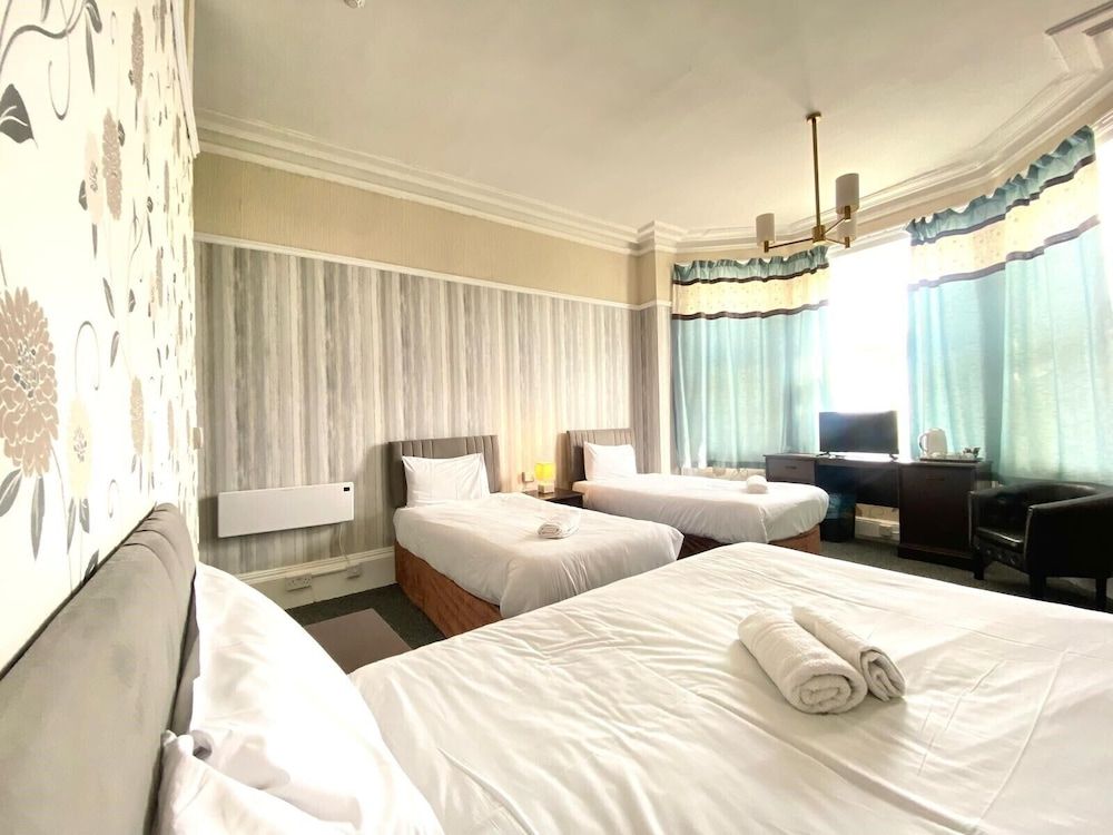 The Carlton Hotel Family Room (Deluxe) 2