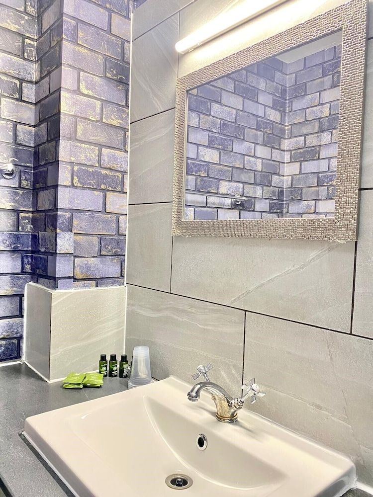 The Carlton Hotel Family Room (Deluxe) 5