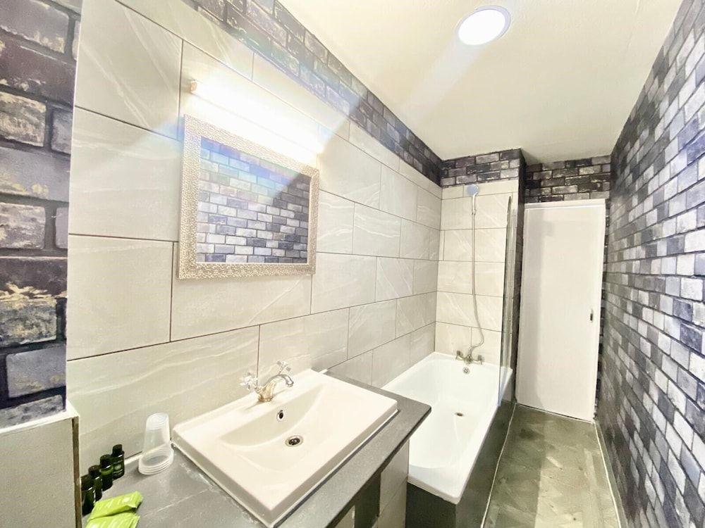 The Carlton Hotel Family Room 9