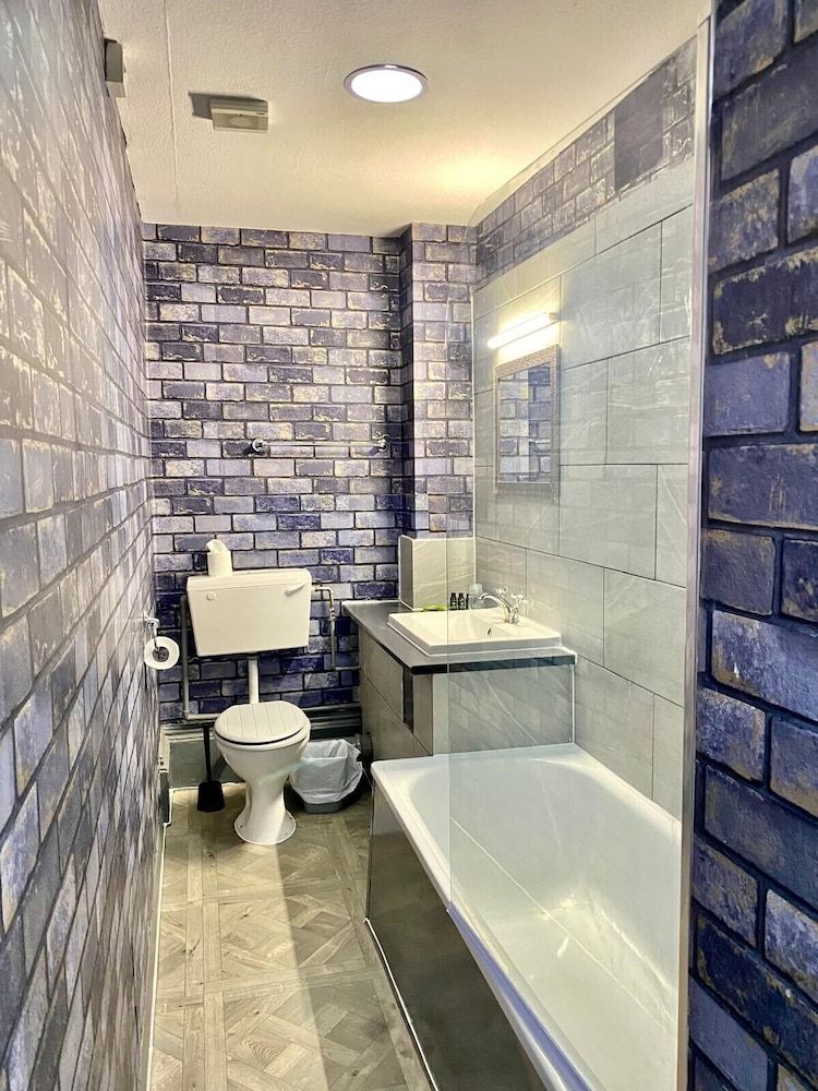 The Carlton Hotel Family Room (Deluxe) 6