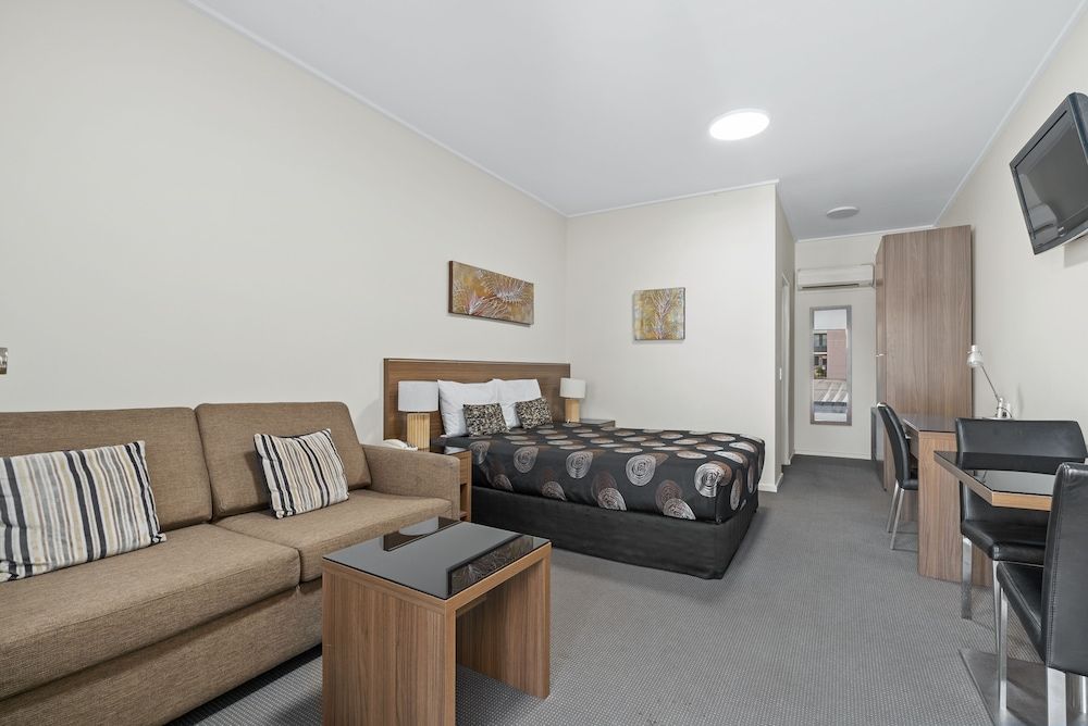 Standard Room, 1 Queen Bed, Courtyard Area