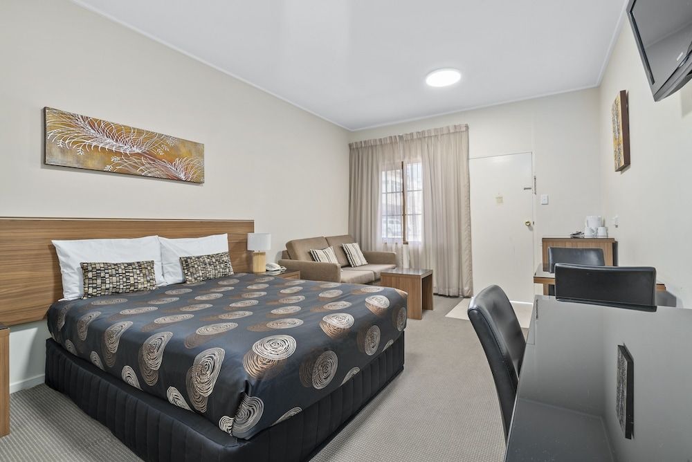 Standard Room, 1 Queen Bed, Courtyard Area