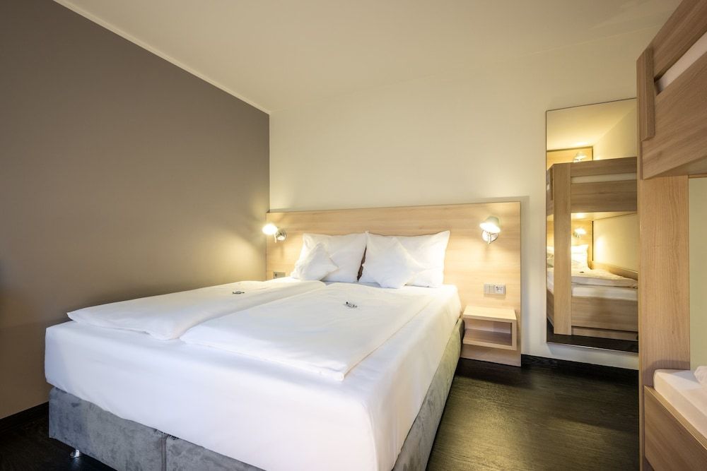 Serways Hotel Bruchsal West Standard Quadruple Room 2