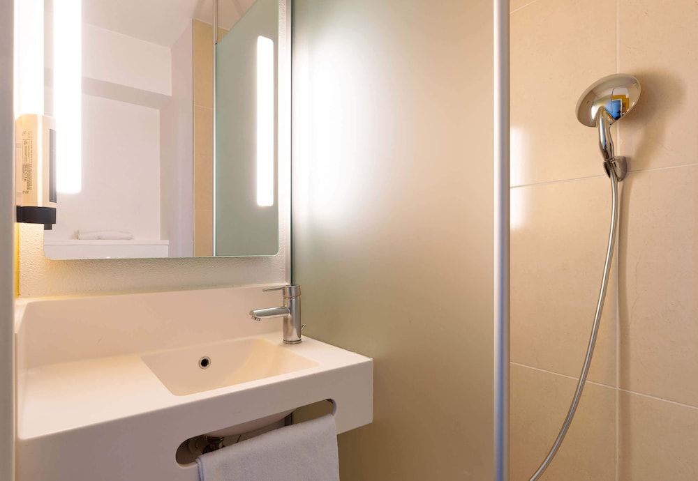 B&B HOTEL Lyon Sud Etats-Unis Quadruple Room, Non Smoking 8