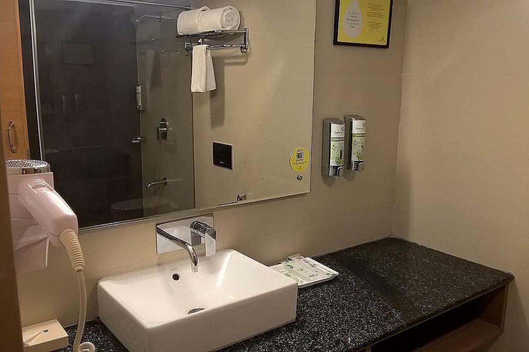 Lemon Tree Hotel, Dehradun Business Room 9