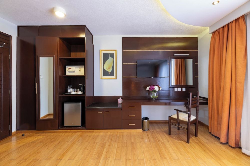 The Monarch Hotel Standard Room 9