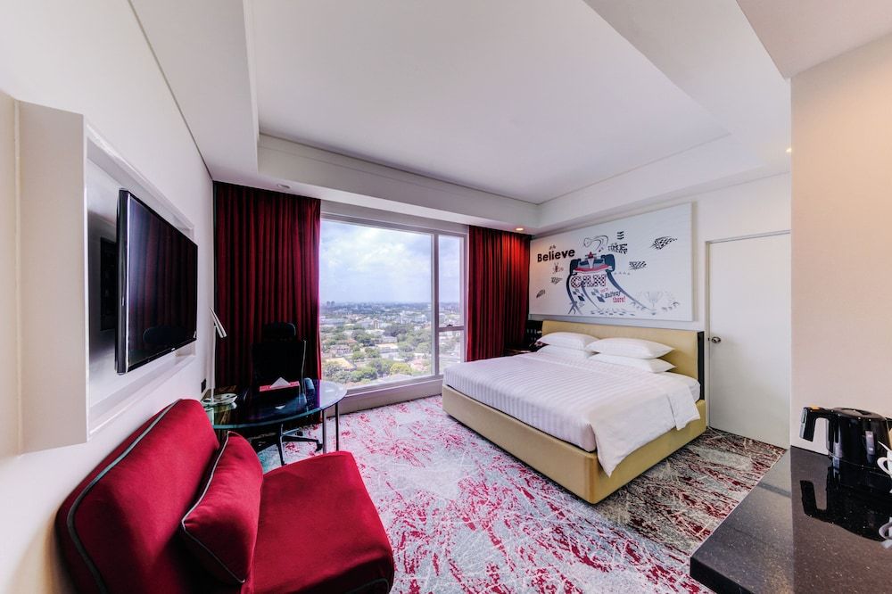 Cinnamon Red Colombo Standard King Room