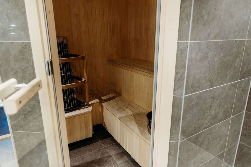 Vimmerby Stadshotell, WorldHotels Crafted Deluxe Room, 1 King Bed, Non Smoking, Sauna (with Sofabed) 4