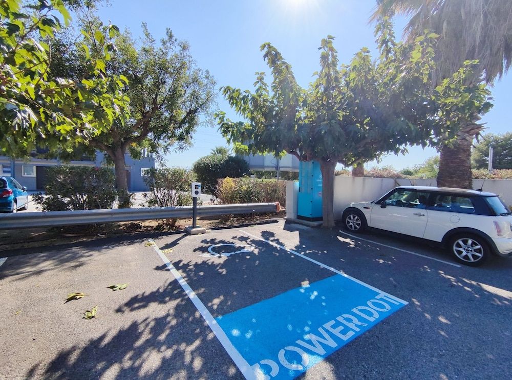 Electric vehicle charging station