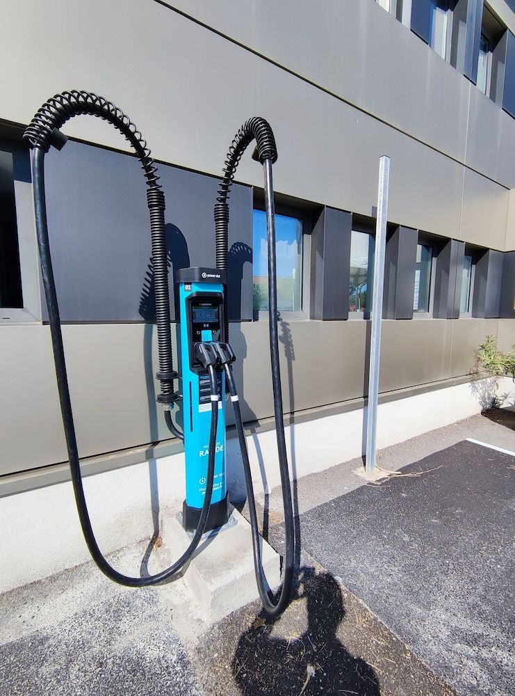 Electric vehicle charging station