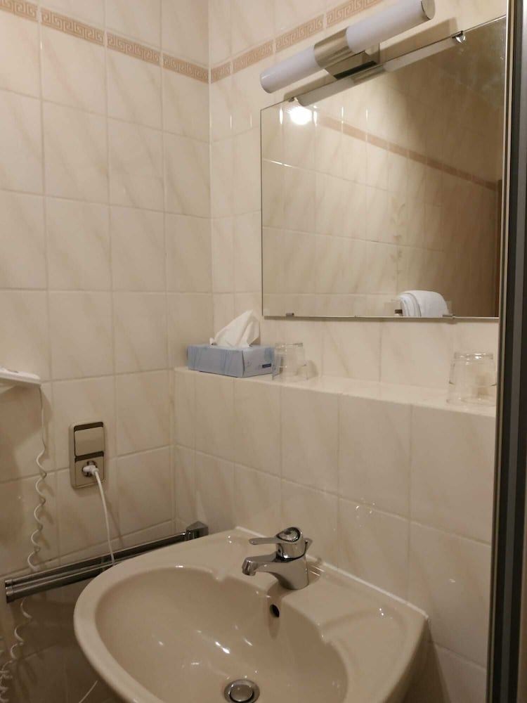 Hotel Waldblick Family Room 4 People Retro without Balcony 1 Double Bed and 2 Twin Beds 3