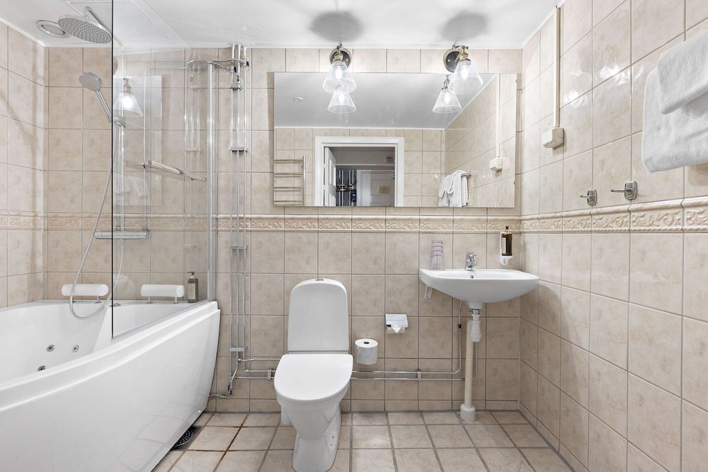 Nora Stadshotell, Sure Hotel Collection by Best Western Premium Room, 1 King Bed, Non Smoking, Bathtub 3