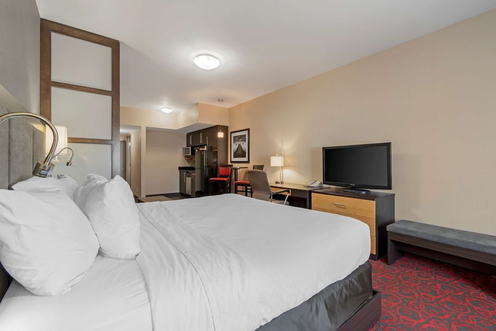Best Western Plus Eastgate Inn & Suites Suite, 1 King Bed, Non Smoking, Kitchenette (Pet Friendly) 2