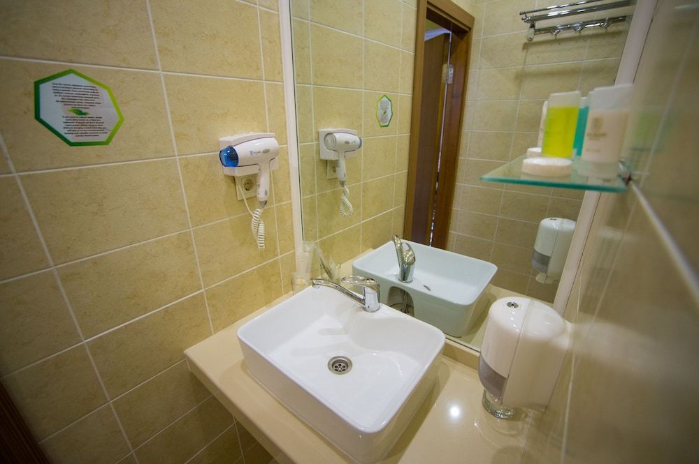 Mildom Hotel Double or Twin Room 7