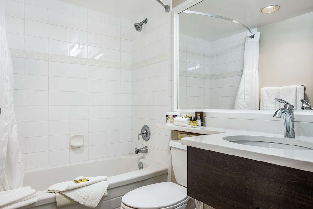 Best Western Plus Columbia River Hotel Standard Room, 2 Queen Beds, Non Smoking, Refrigerator & Microwave 3