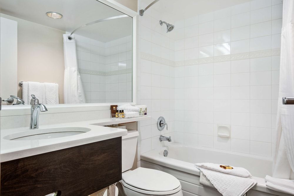 Best Western Plus Columbia River Hotel Standard Room, 1 King Bed, Non Smoking, Refrigerator & Microwave 4