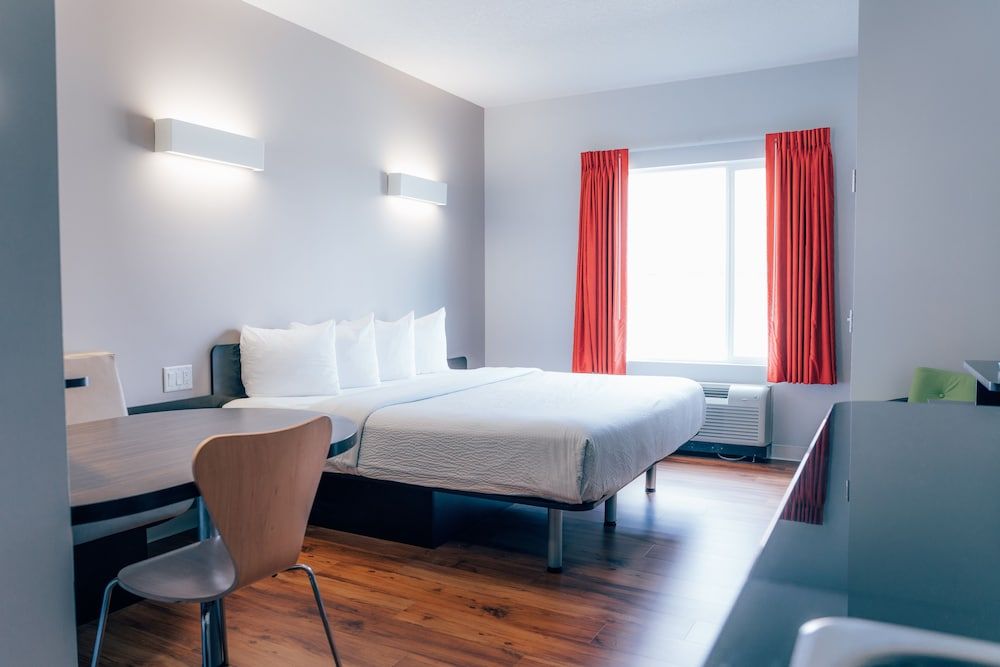 Deluxe Room, 1 King Bed, Non Smoking, Kitchenette