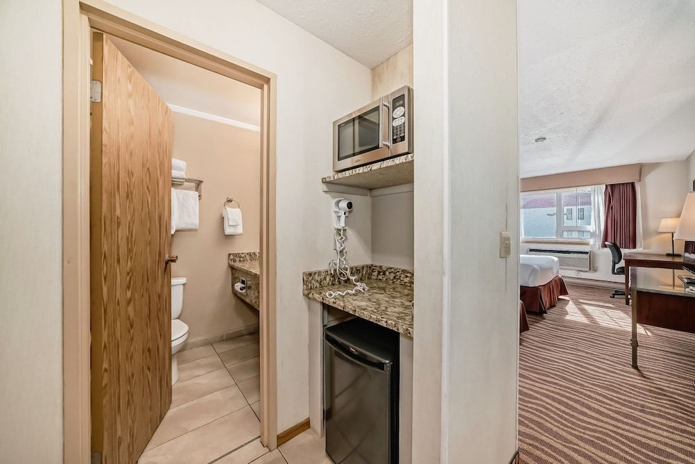 Invermere Inn Room, 2 Queen Beds, Refrigerator & Microwave 3