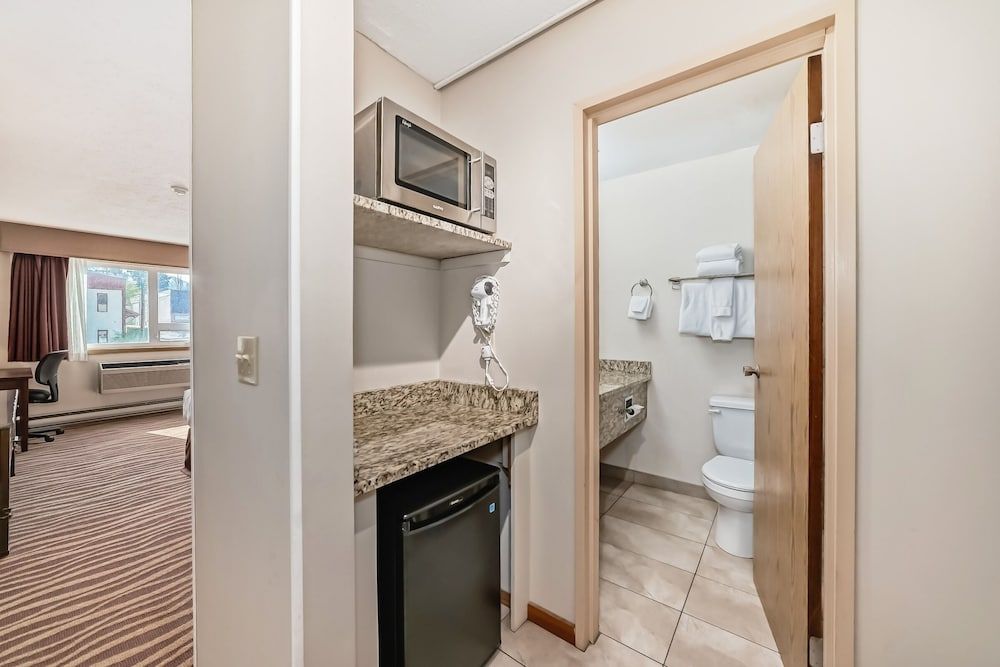 Invermere Inn Room, 1 King Bed, Refrigerator & Microwave 2