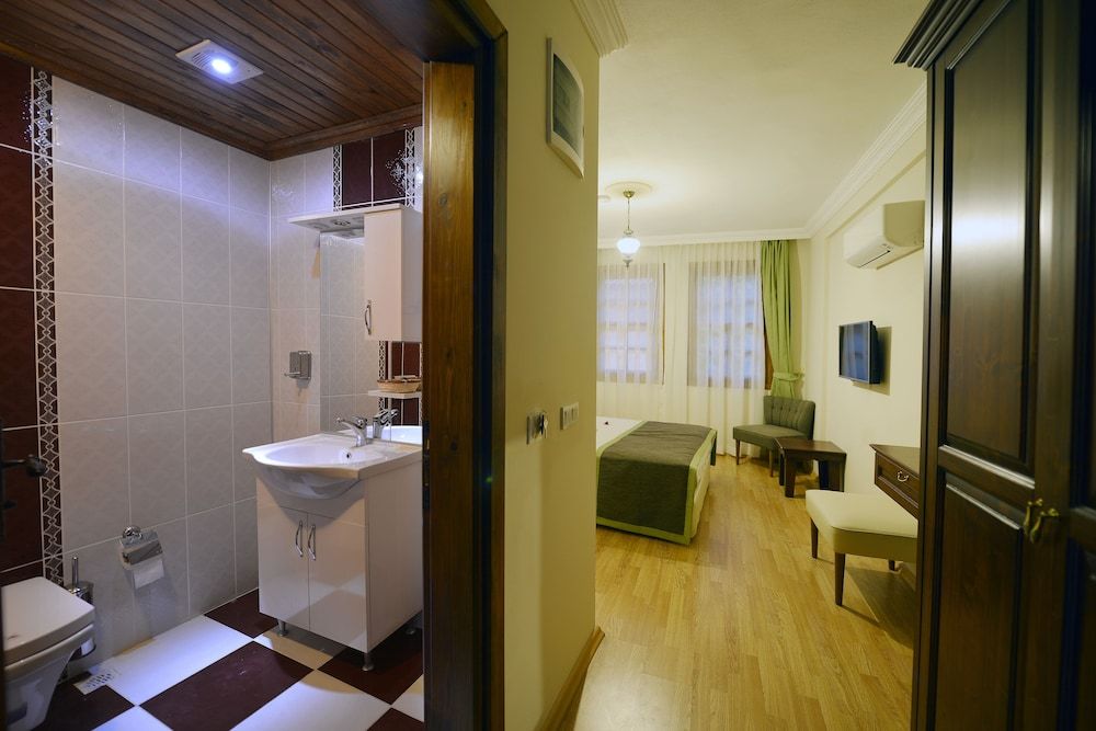 Hadrian Gate Hotel Deluxe Double Room 9