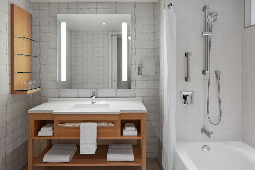 Delta Hotels by Marriott Toronto Room, 2 Queen Beds, Non Smoking 5