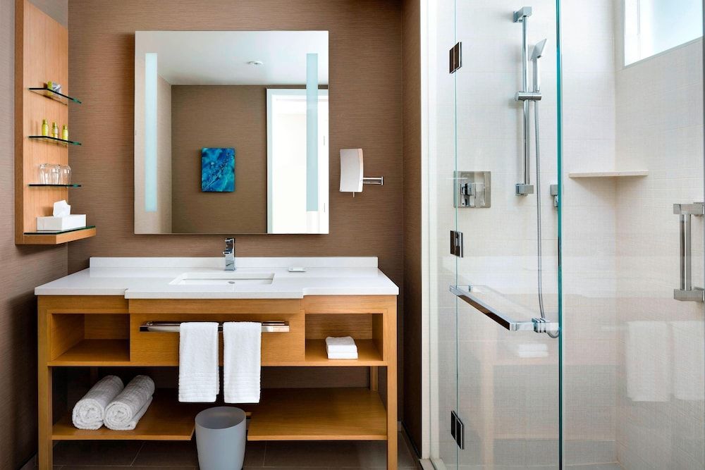 Delta Hotels by Marriott Toronto Room, 2 Queen Beds, Non Smoking 4