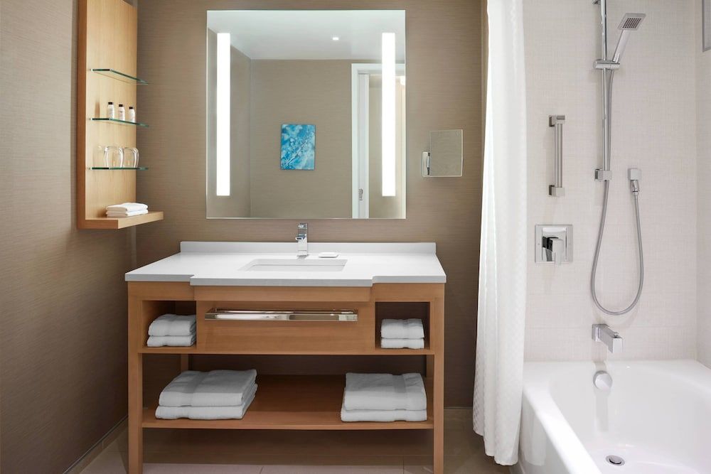 Delta Hotels by Marriott Toronto Room, 2 Queen Beds, Non Smoking 3