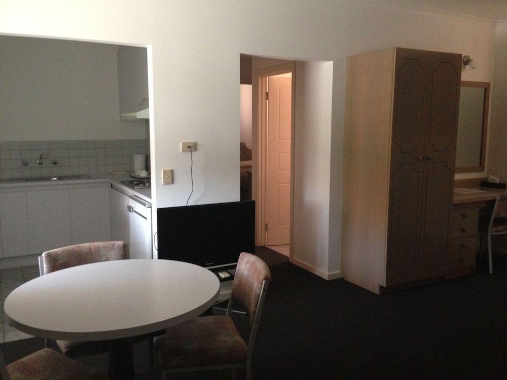 Nunawading Motor Inn Two Bedroom Apartment 4