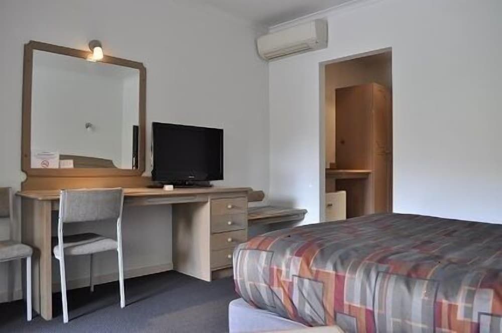 Nunawading Motor Inn Standard Queen Room 9