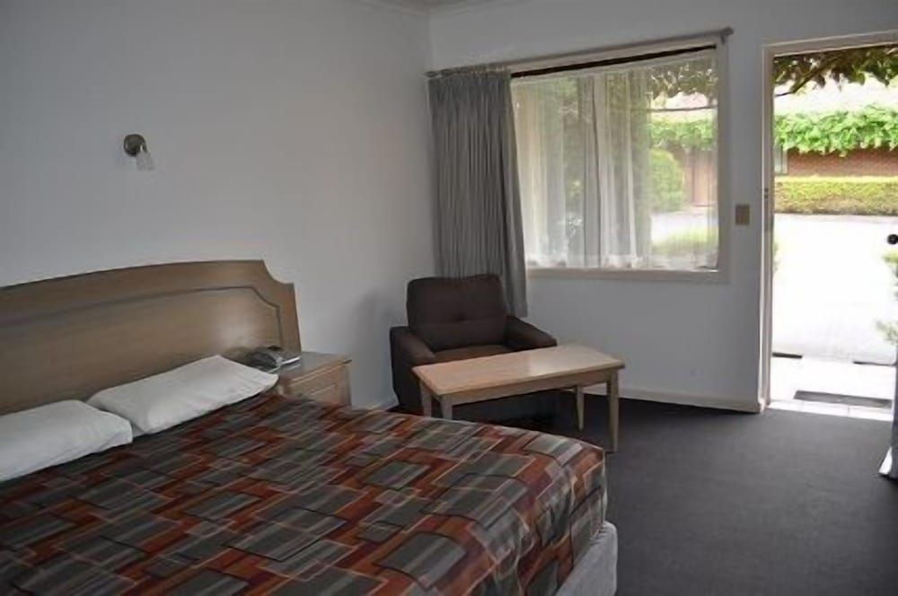Nunawading Motor Inn Standard Queen Room 4